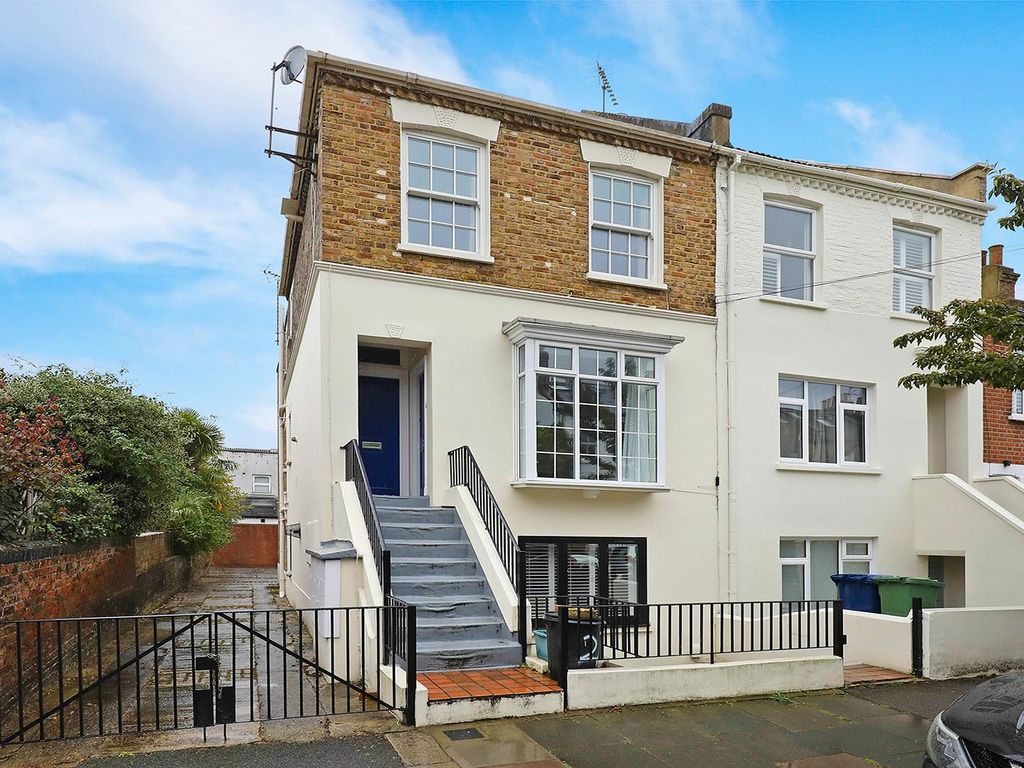 2 bed flat for sale in Priory Road, Chiswick W4, £450,000 Zoopla