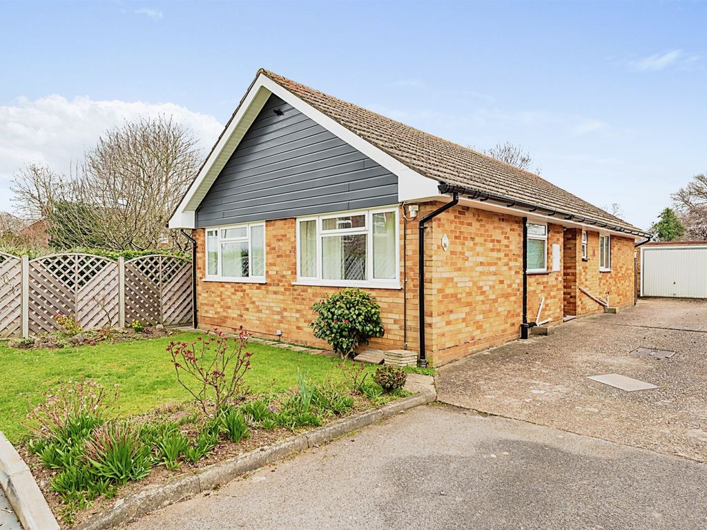 3 bed detached bungalow for sale in Orchard Close, Horley Row, Horley RH6 Zoopla