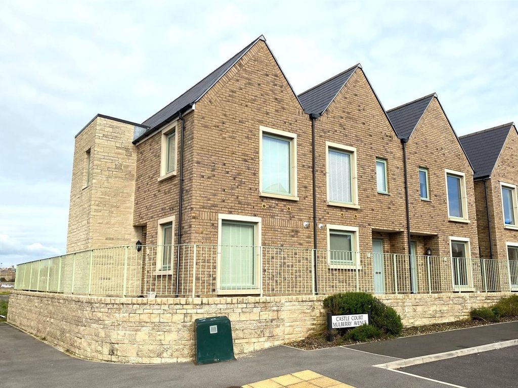 2 bed end terrace house for sale in Castle Court, Mulberry Avenue