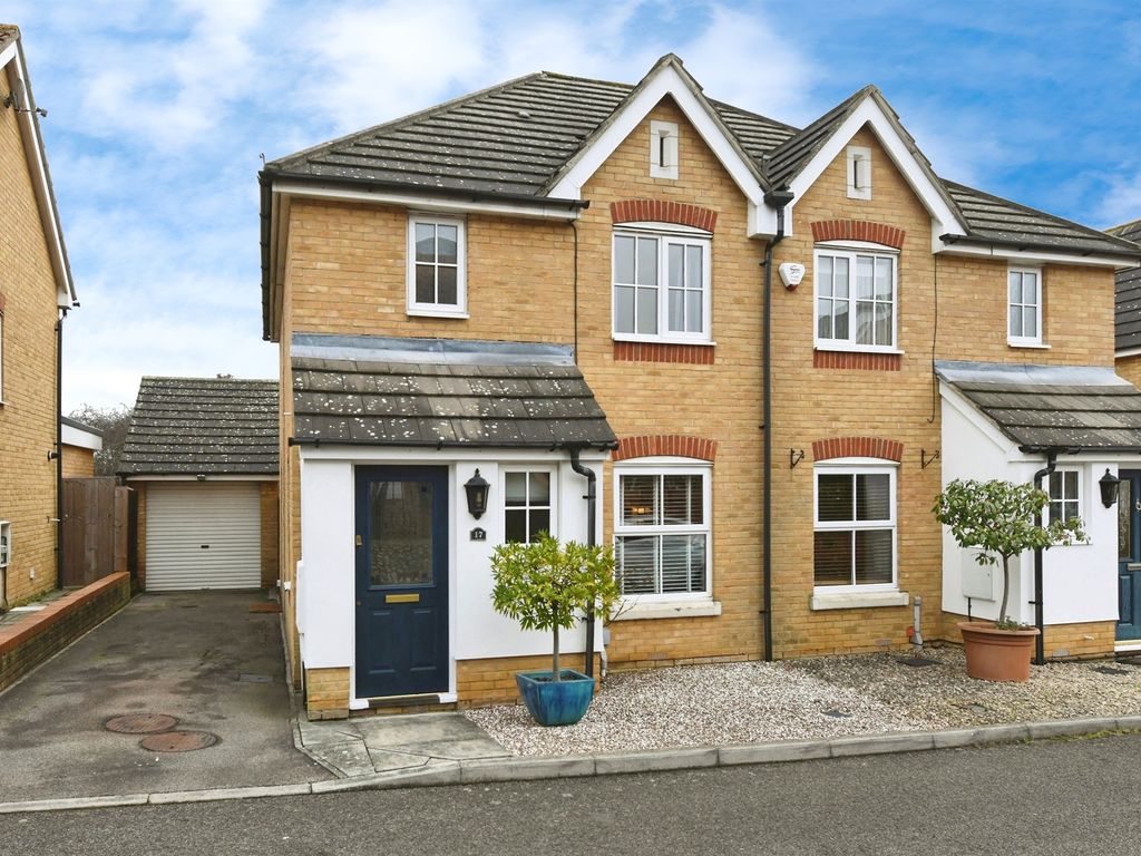 3 bed semidetached house for sale in Regent Court, Laindon, Basildon