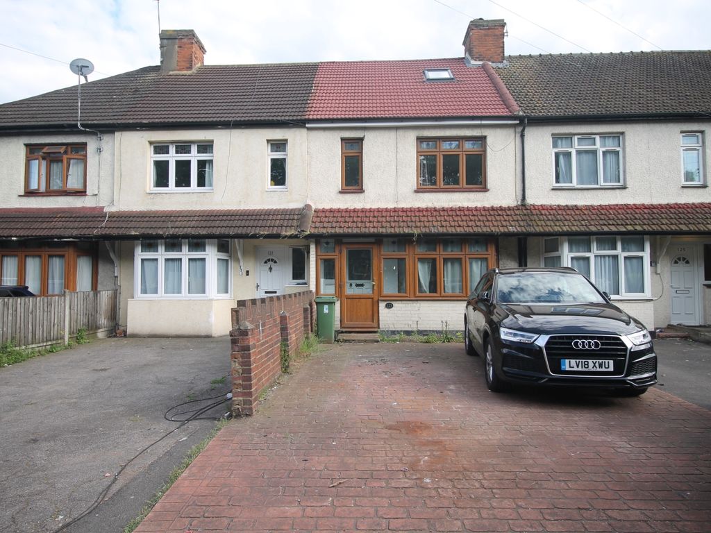 4 bed terraced house to rent in Oldchurch Road, Romford, Essex RM7, £