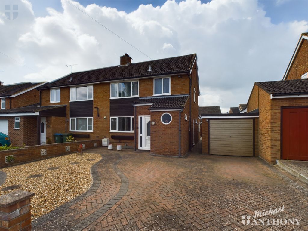 3 bed semidetached house for sale in Dorset Place, Aylesbury