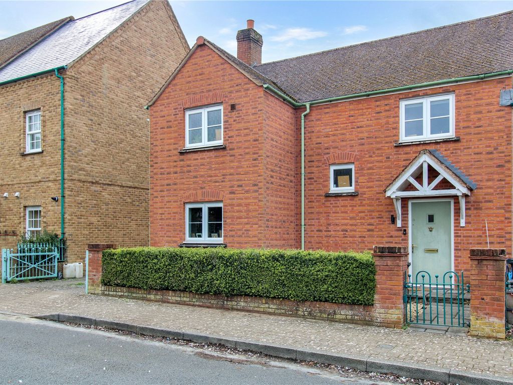 3 bed semidetached house for sale in Stonehenge Road, Wichelstowe