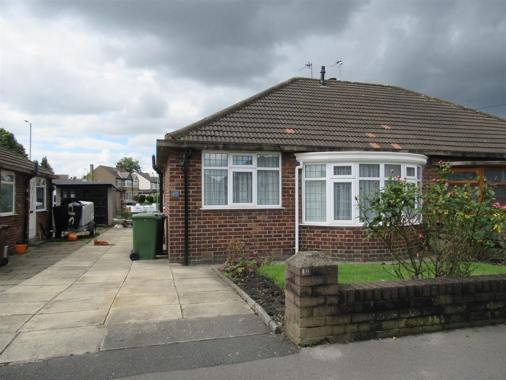 2 bed semidetached bungalow to rent in Lulworth Avenue, Leeds LS15, £