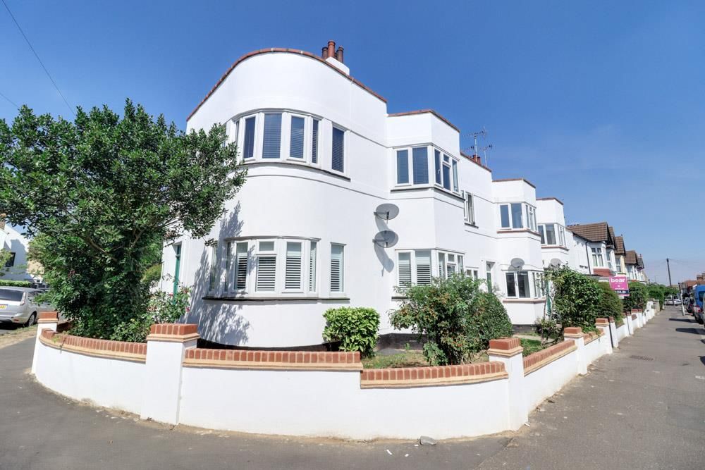 2 bed flat for sale in Southbourne Grove, WestcliffOnSea SS0 Zoopla