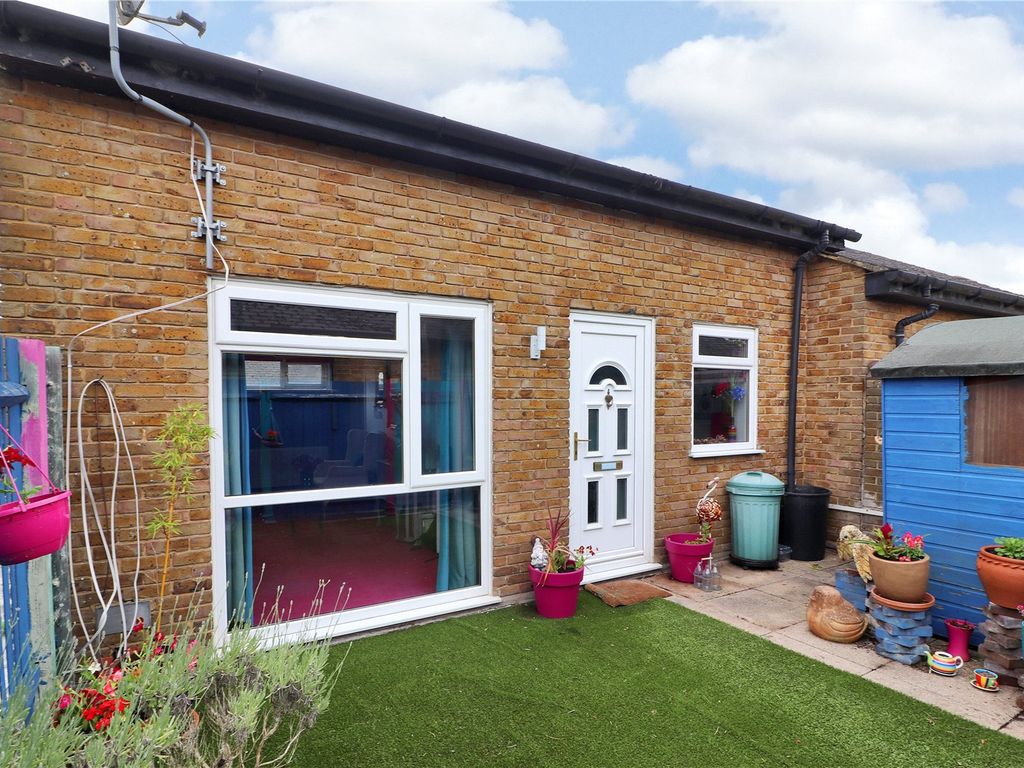 2 bed flat for sale in Upper Street South, New Ash Green, Longfield