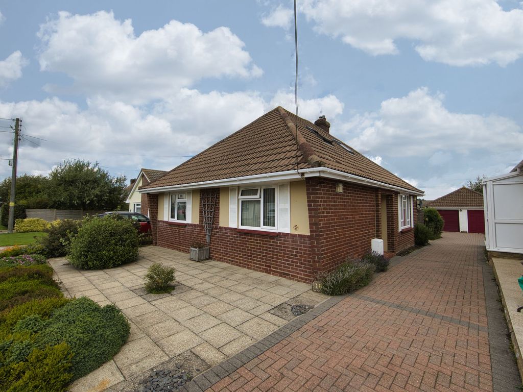 3 bed detached bungalow for sale in Alexandra Road, CapelLeFerne CT18