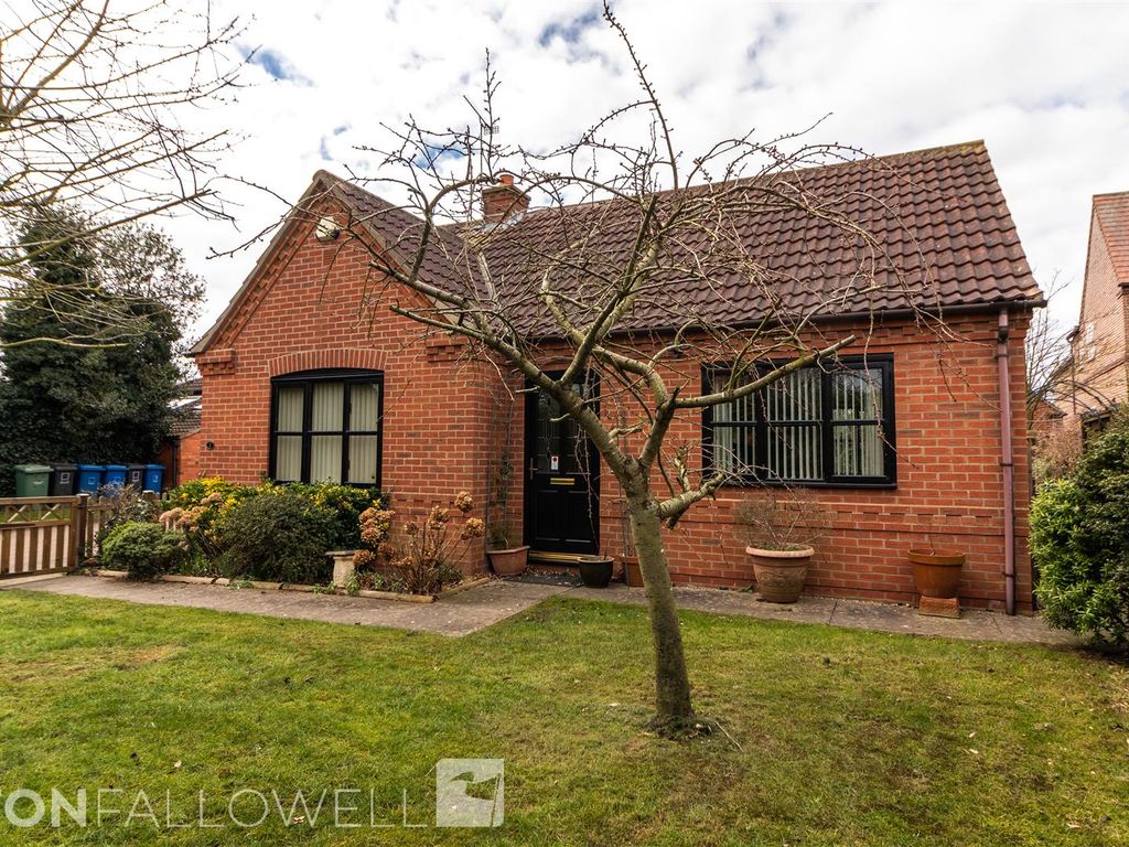 2 bed detached bungalow for sale in The Brambles, NewtonOnTrent