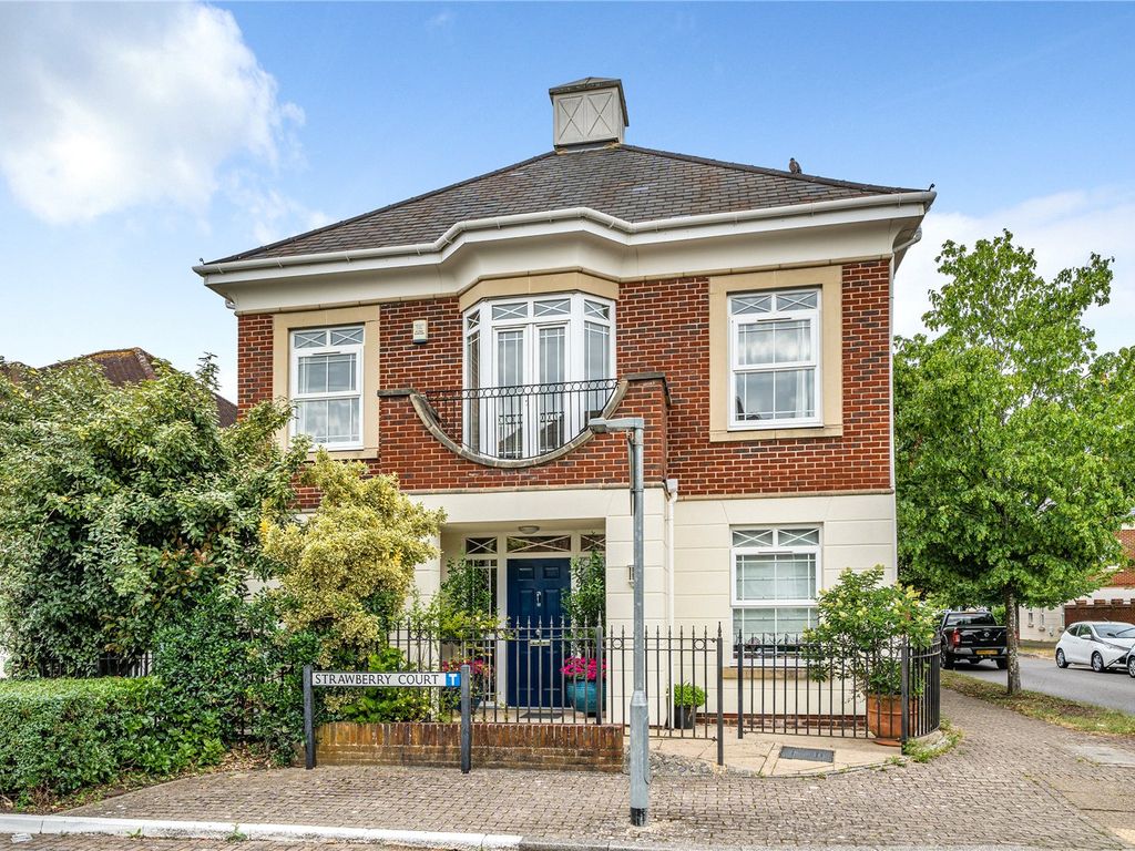 5 bed country house for sale in Strawberry Court, Deepcut, Camberley