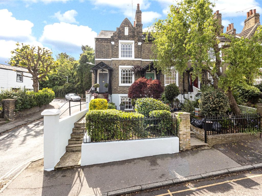 3 bed end terrace house for sale in Shrubbery Road, Gravesend, Kent