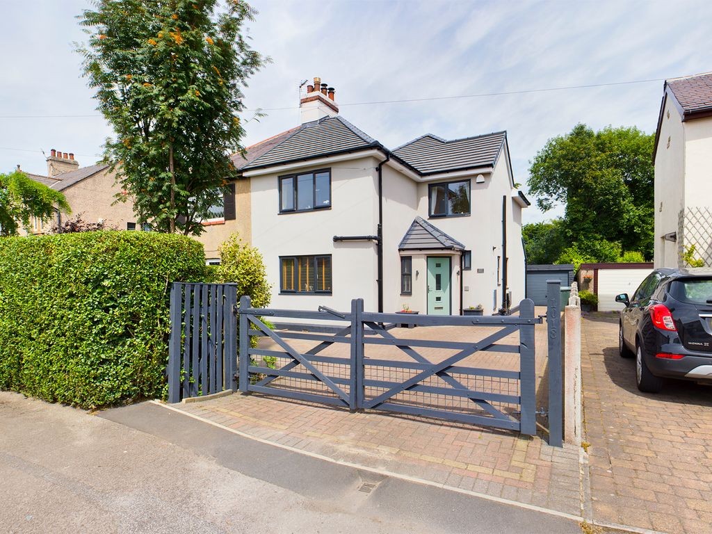 4 bed semidetached house for sale in Bradford Road, East Bierley