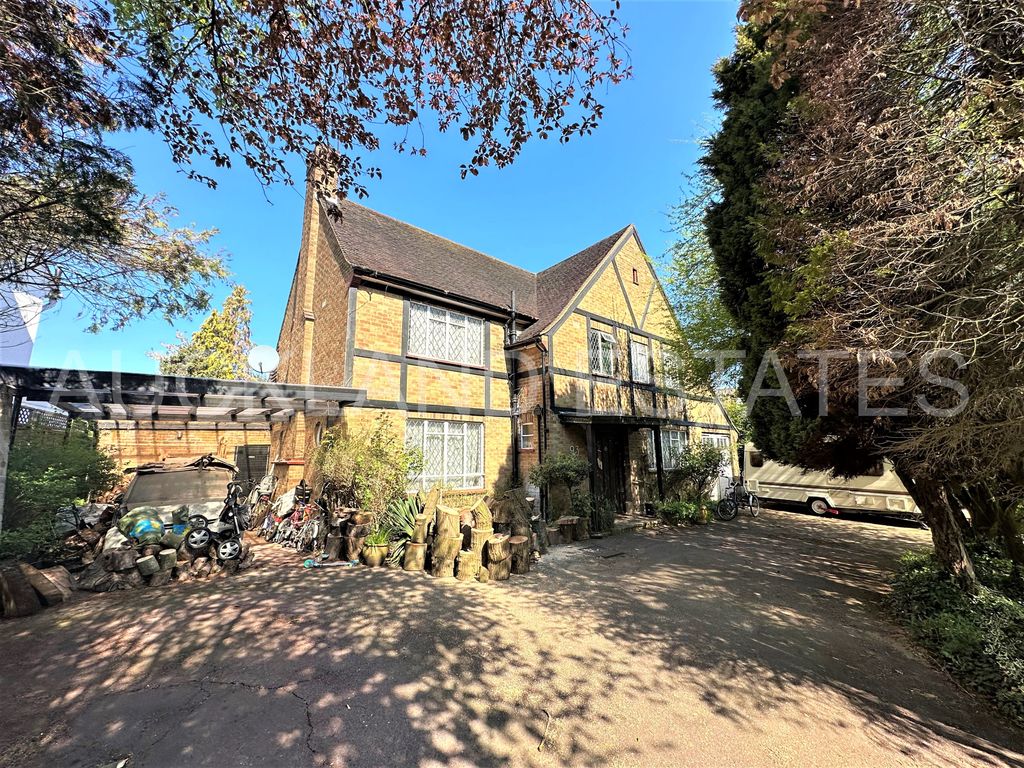 5 bed detached house for sale in Baker Street, Potters Bar EN6, £