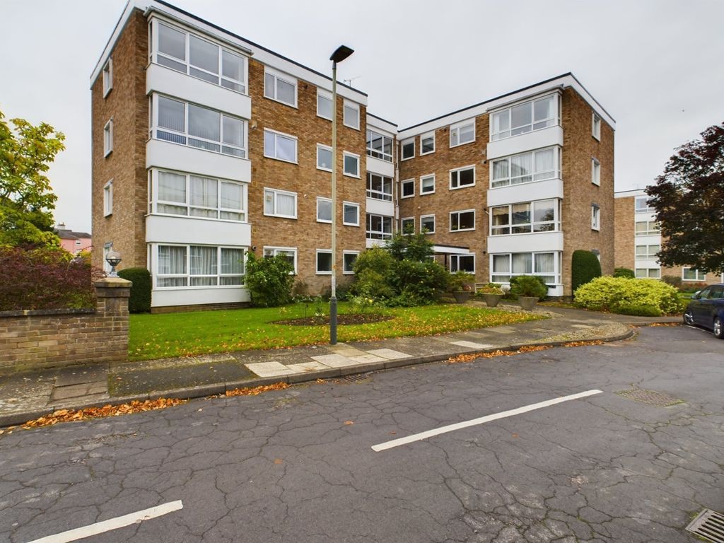 2 bed flat to rent in Flat 10 Queens Court, Queens Road, Cheltenham