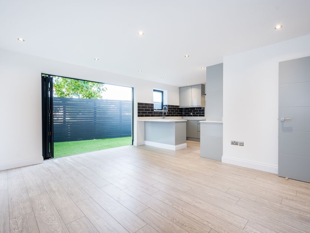 3 bed flat to rent in Colney Hatch Lane, London N10, £2,650 pcm Zoopla