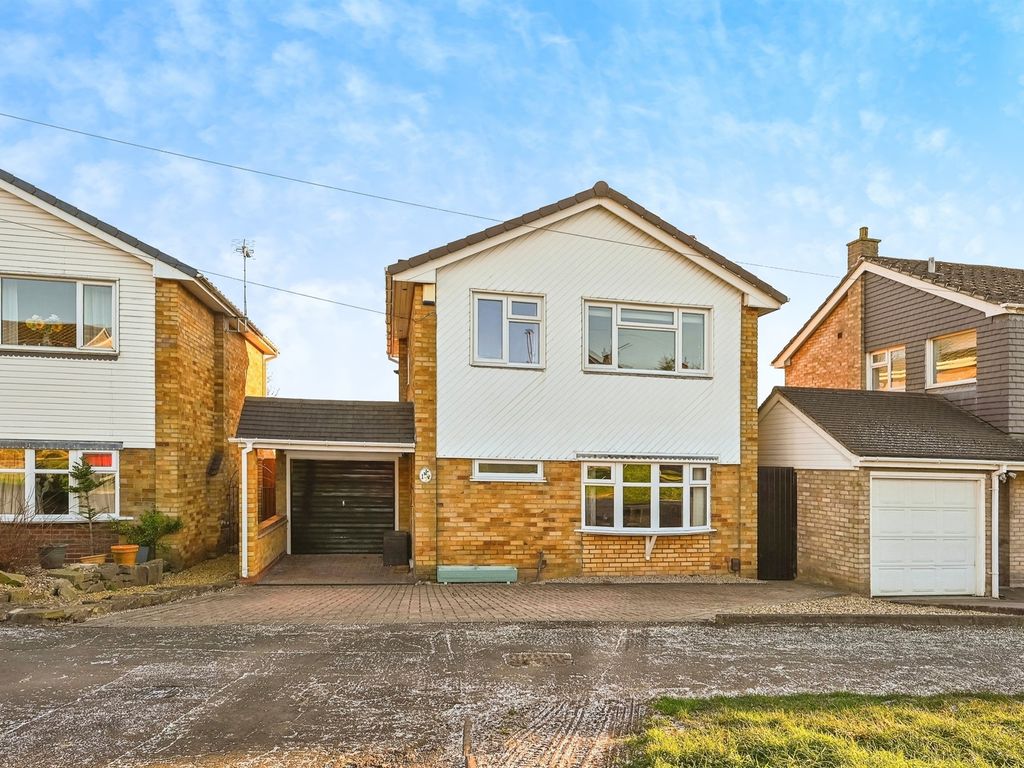 3 bed detached house for sale in Heath Drive, Stafford ST16, £270,000