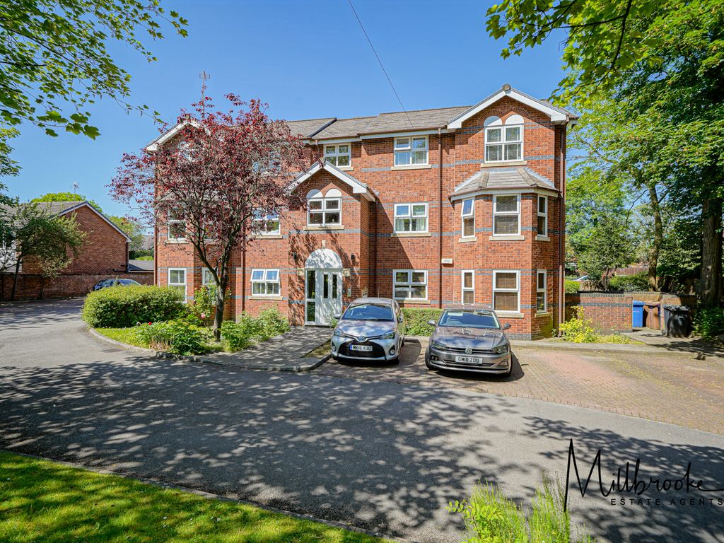 2 bed flat to rent in Queenscroft, Ellesmere Park, Monton, Manchester