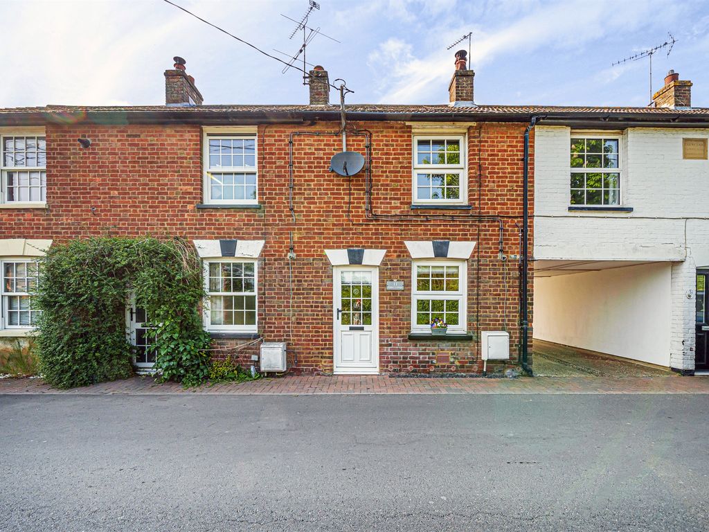 2 bed terraced house for sale in Cheddington Lane, Long Marston, Tring