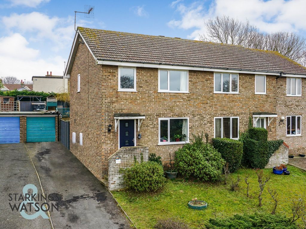 3 bed semidetached house for sale in Chipperfield Road, Kessingland