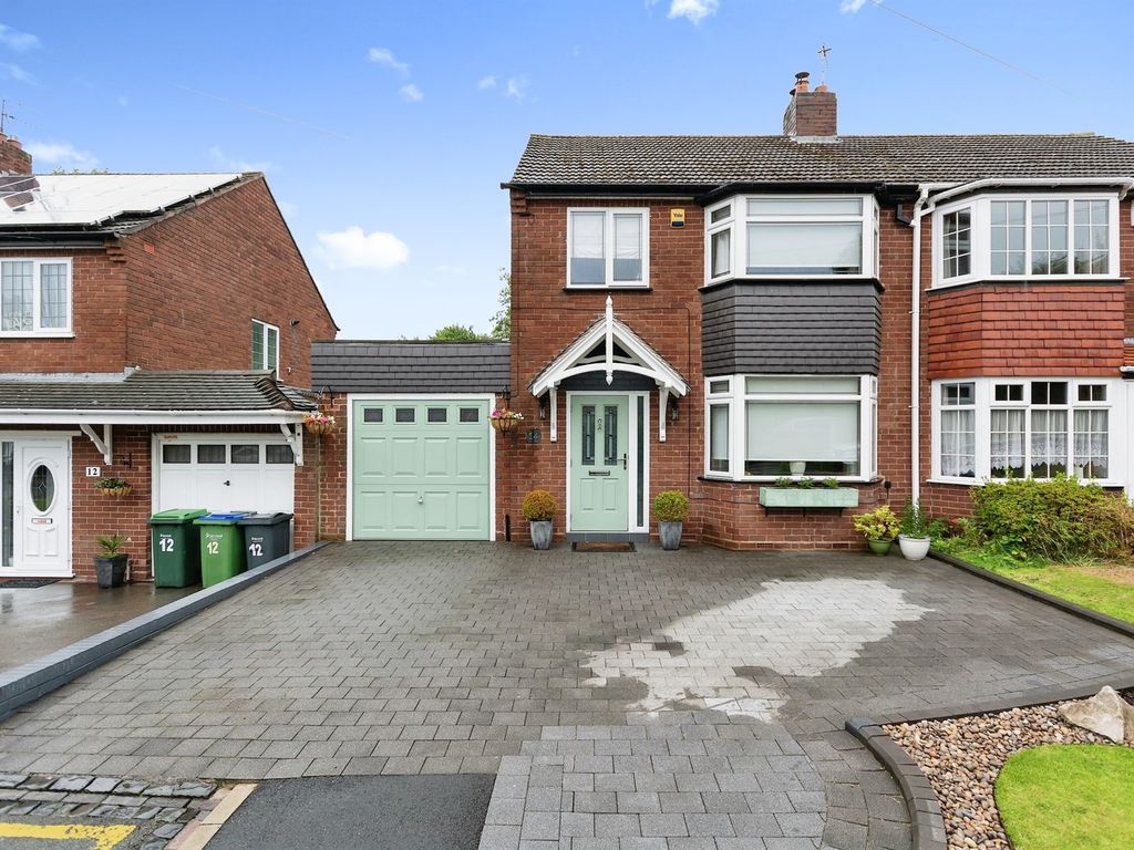 3 bed semidetached house for sale in Grosvenor Road, Oldbury B68, £