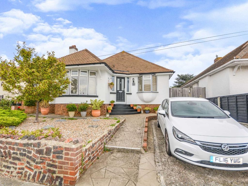 3 bed detached bungalow for sale in Cumberland Avenue, Broadstairs