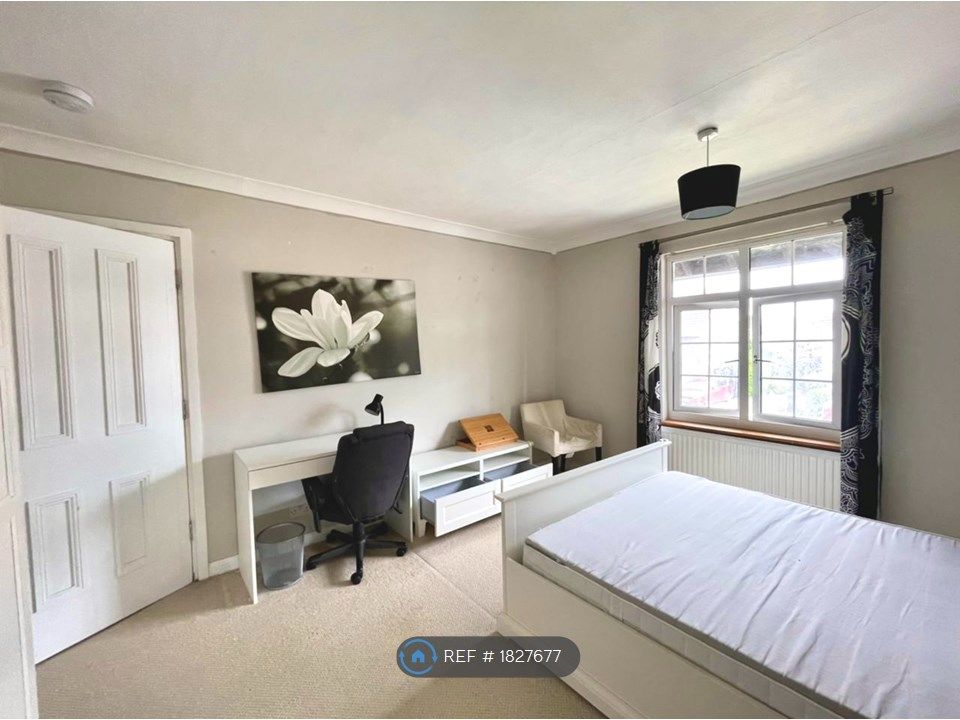 Room to rent in Claremont Avenue, New Malden KT3, £800 pcm Zoopla