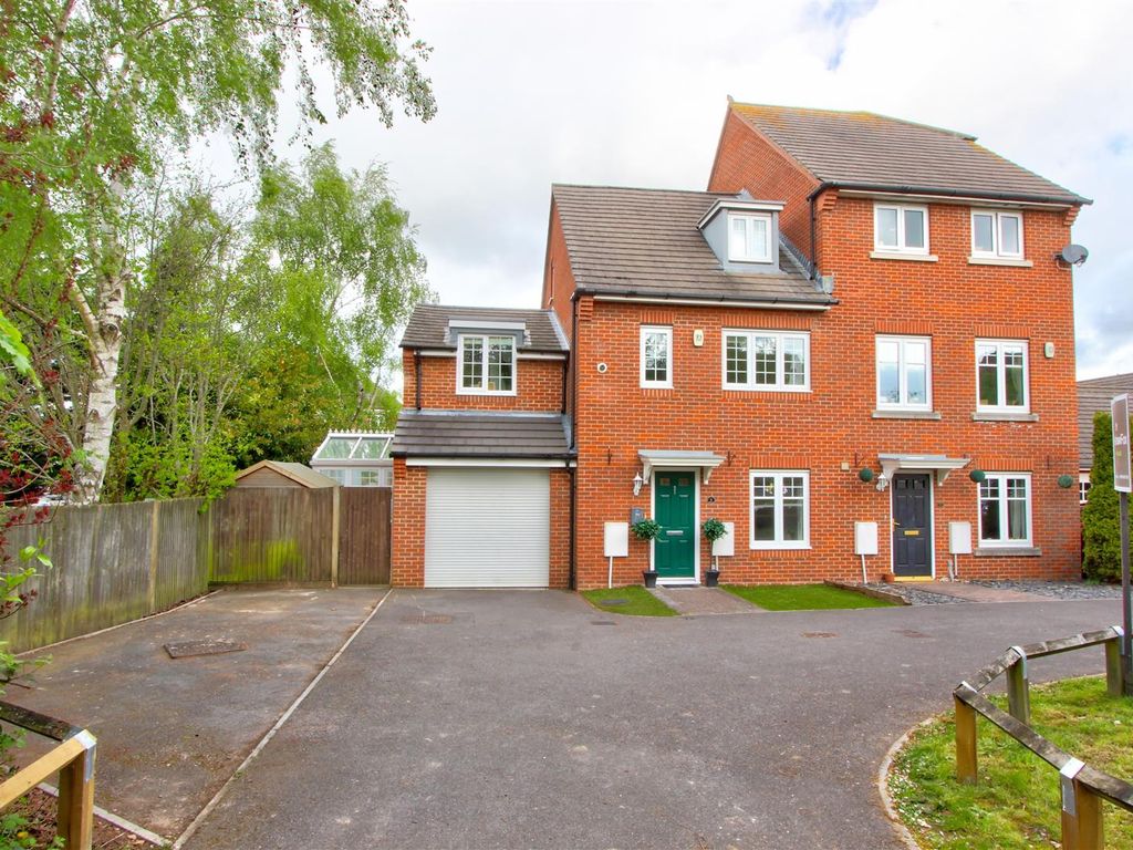 4 bed semidetached house for sale in Borden Way, Knights Grove, North