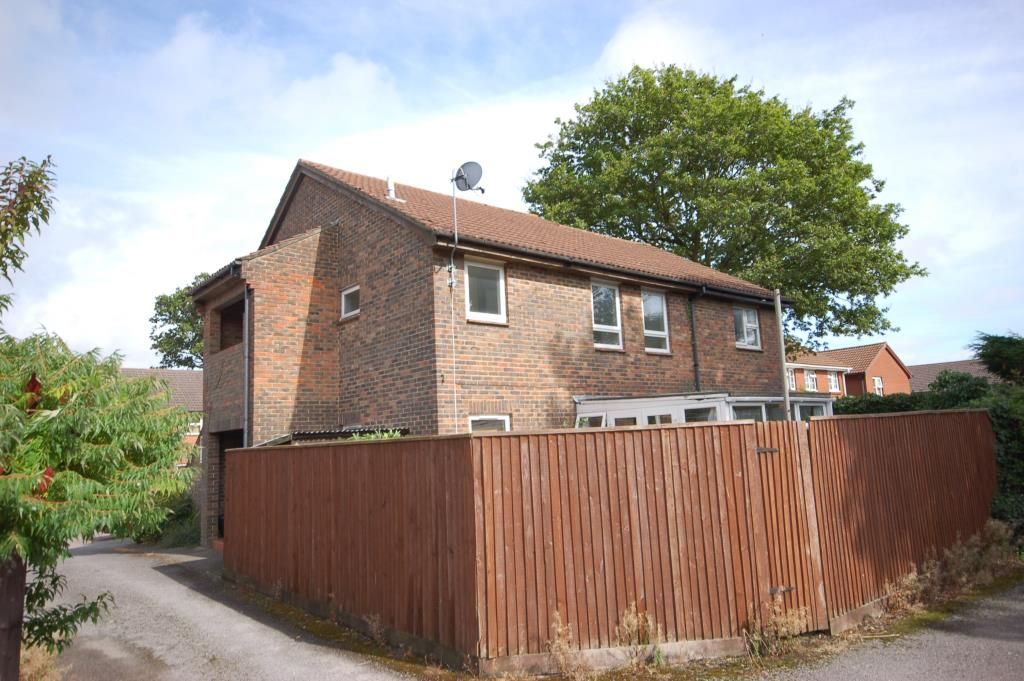 Studio to rent in Spartina Drive, Lymington SO41 9Fe, £675 pcm Zoopla