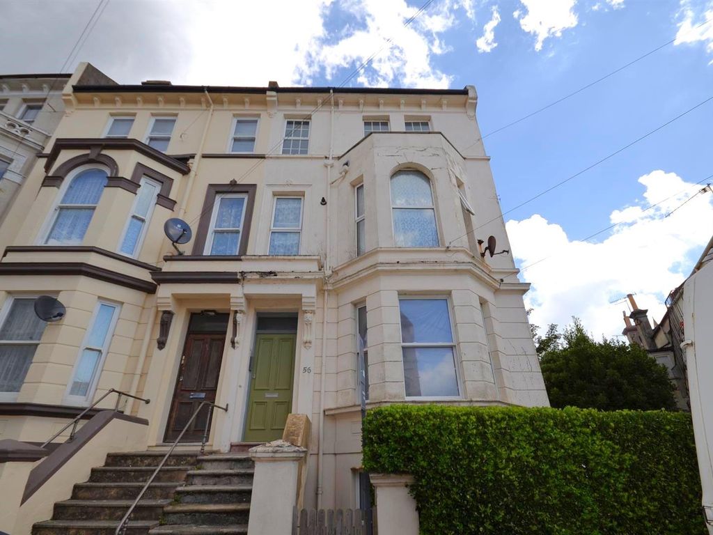 2 bed flat to rent in Carisbrooke Road, St. LeonardsOnSea TN38, £925