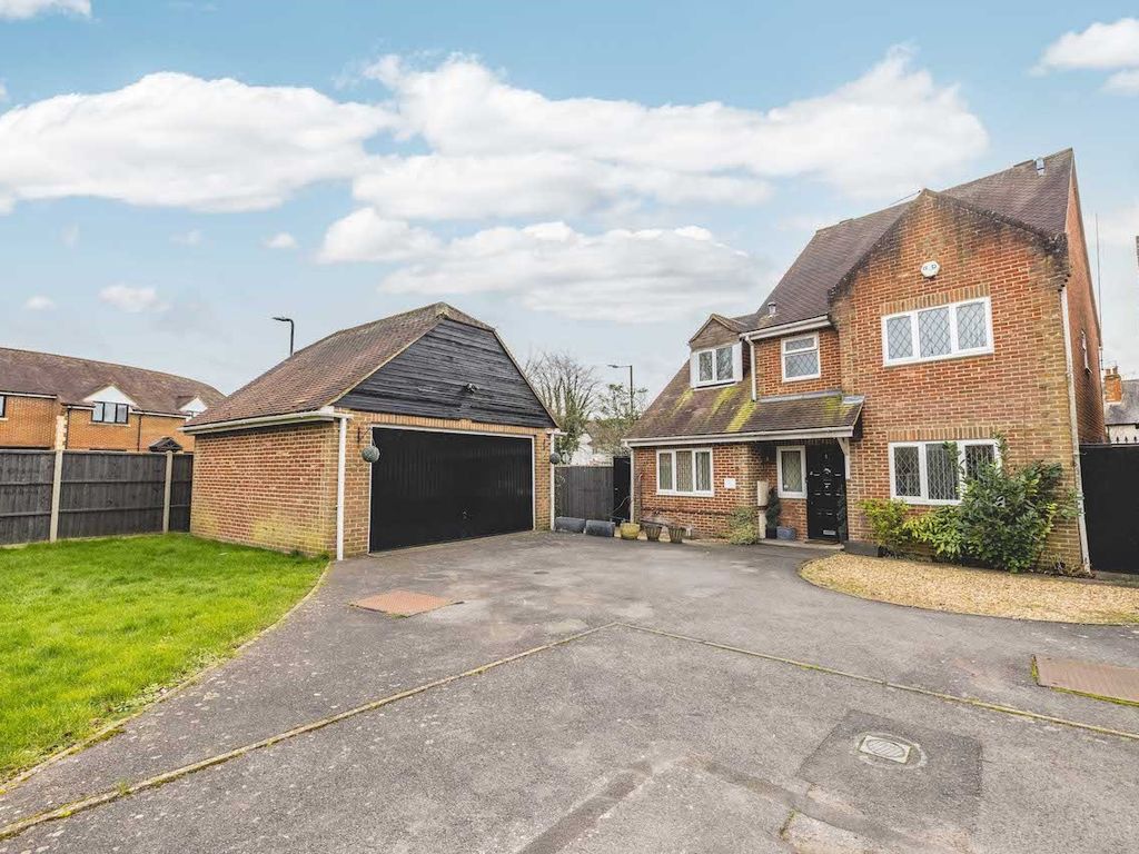 4 bed detached house for sale in Padstow Close, Langley SL3, £850,000