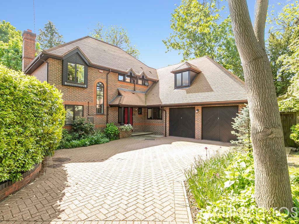 5 bed detached house for sale in Mellish Gardens, Harts Grove, Woodford