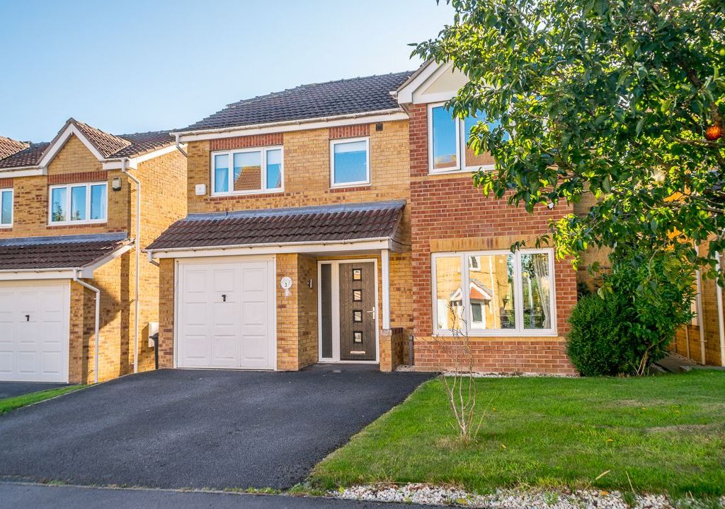 4 bed detached house for sale in Rosedale Court, Tingley, Wakefield WF3