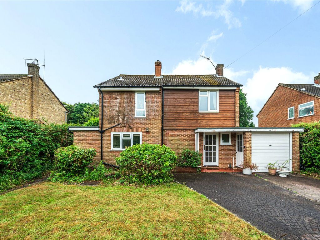 3 bed detached house for sale in Crossway, Chesham, Buckinghamshire HP5
