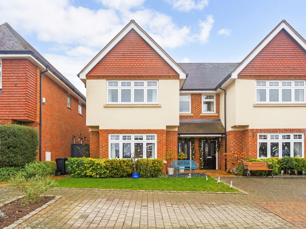 5 bed detached house for sale in Bunbury Way, Epsom KT17, £900,000 Zoopla