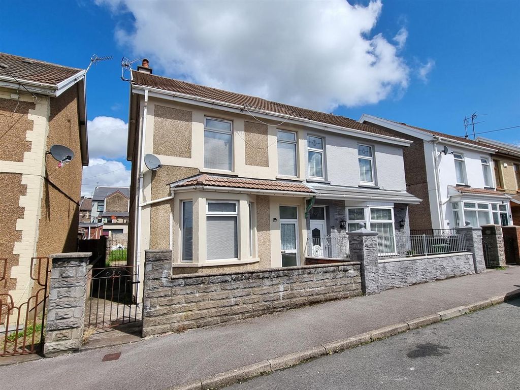 3 bed semidetached house to rent in The Avenue, Tonyrefail, Porth CF39