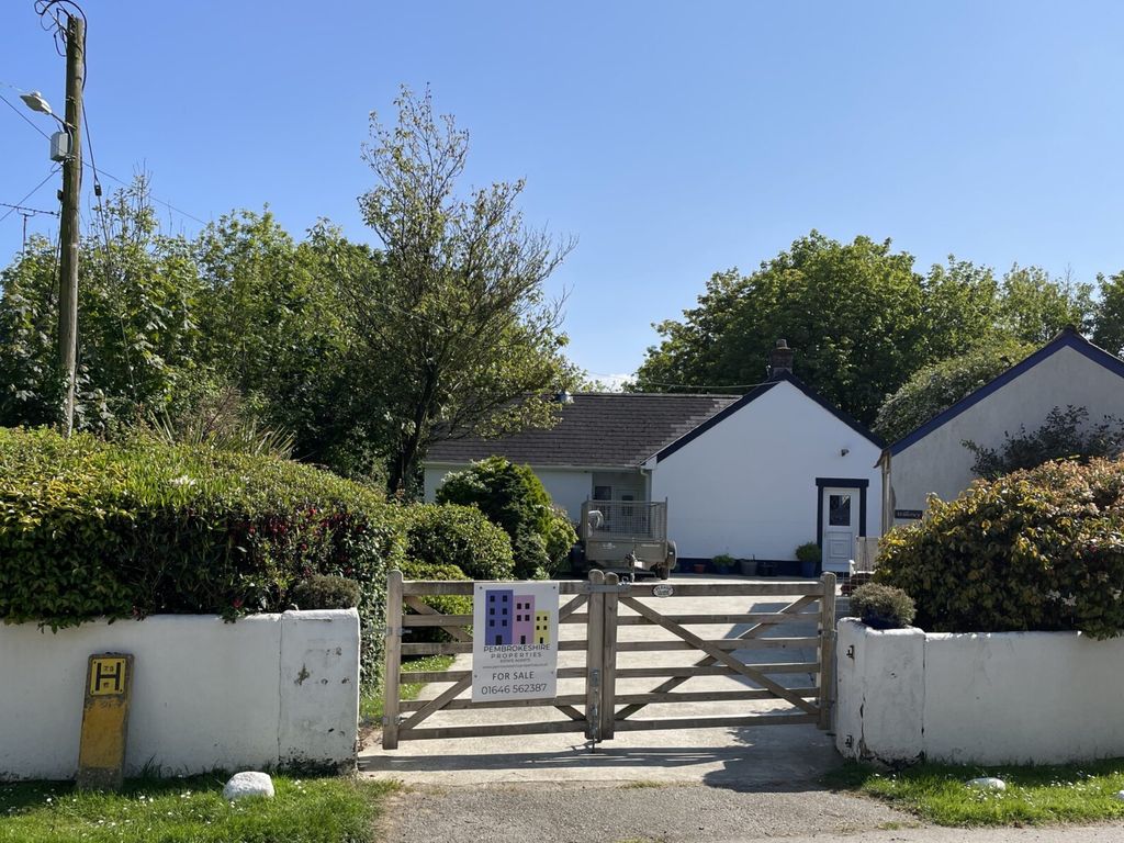 3 bed detached bungalow for sale in Spittal, Haverfordwest