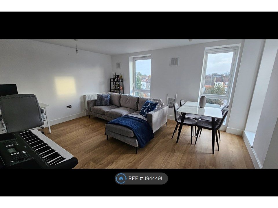 Room to rent in London, London IG1, £900 pcm Zoopla
