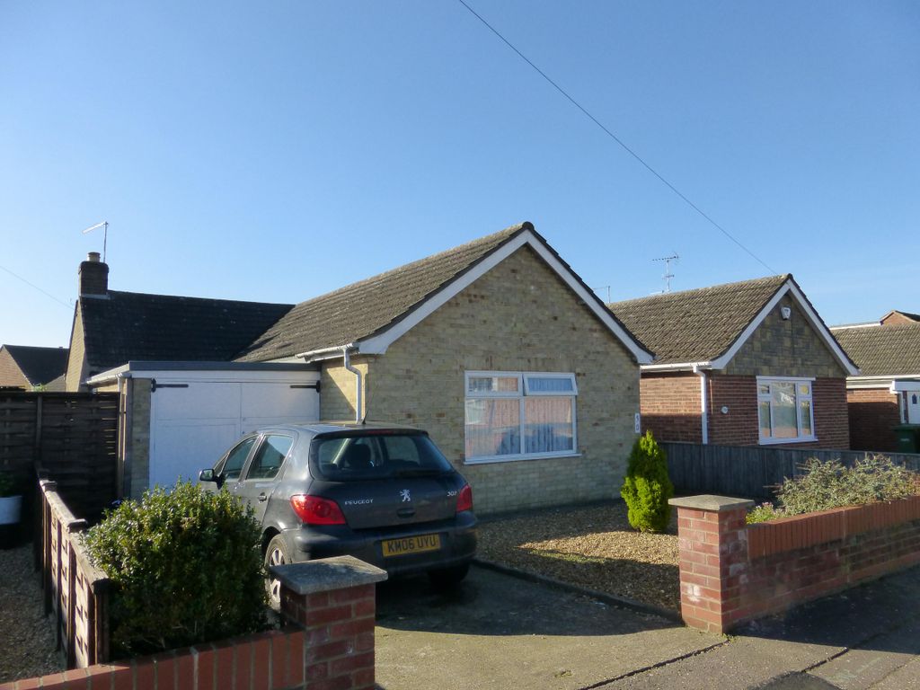 2 bed bungalow to rent in Hemingford Crescent, Stanground, Peterborough