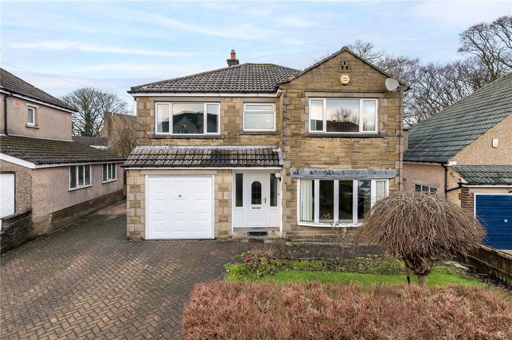 4 bed detached house for sale in Woodland Grove, Bradford BD9, £310,000
