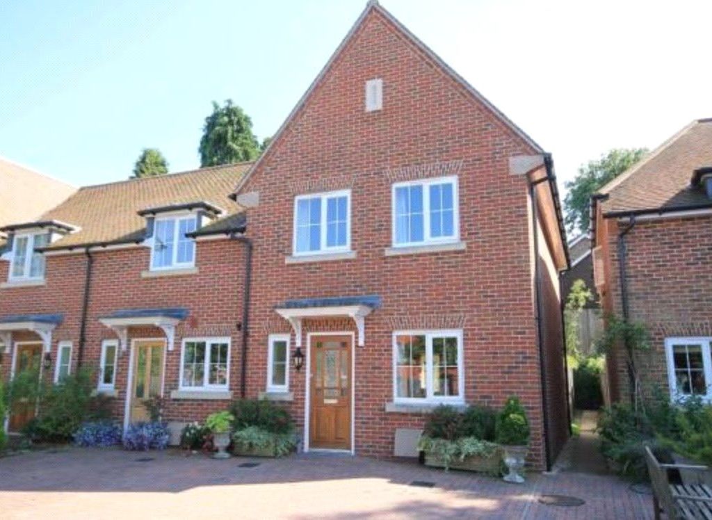3 bed end terrace house for sale in The Pellows, Kingsclere, Newbury