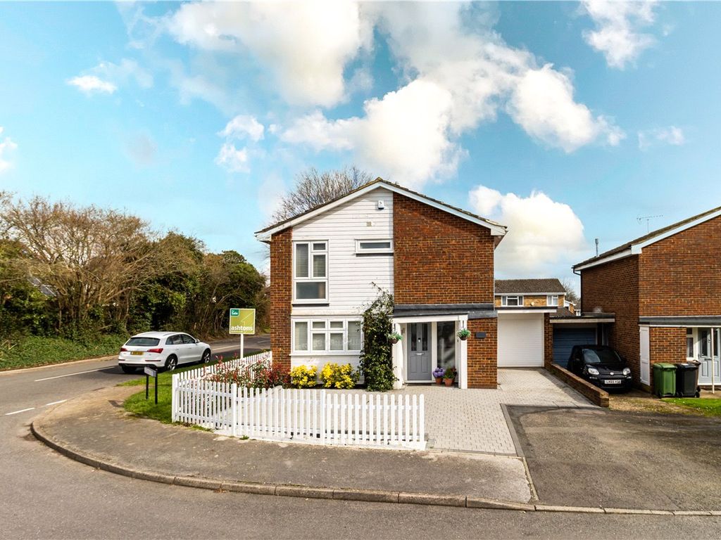 4 bed link detached house for sale in Antonine Gate, St. Albans