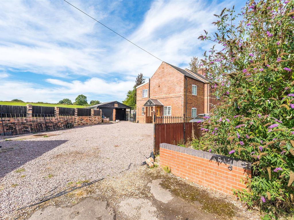 4 bed semidetached house for sale in Lincoln Road, Thimbleby