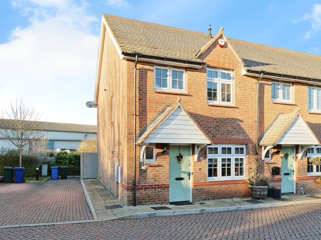 3 bed end terrace house for sale in Lakeside Close, Davington