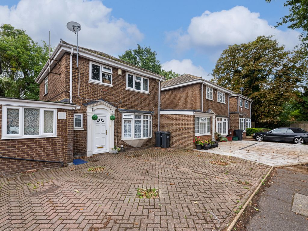 4 bed detached house for sale in Royston Close, Hounslow, Greater