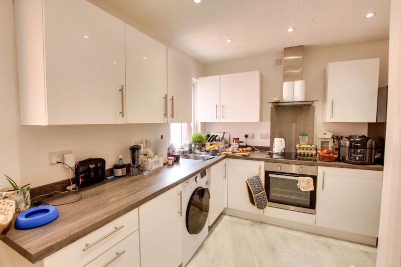 2 bed flat to rent in Trowbridge BA14, £850 pcm Zoopla