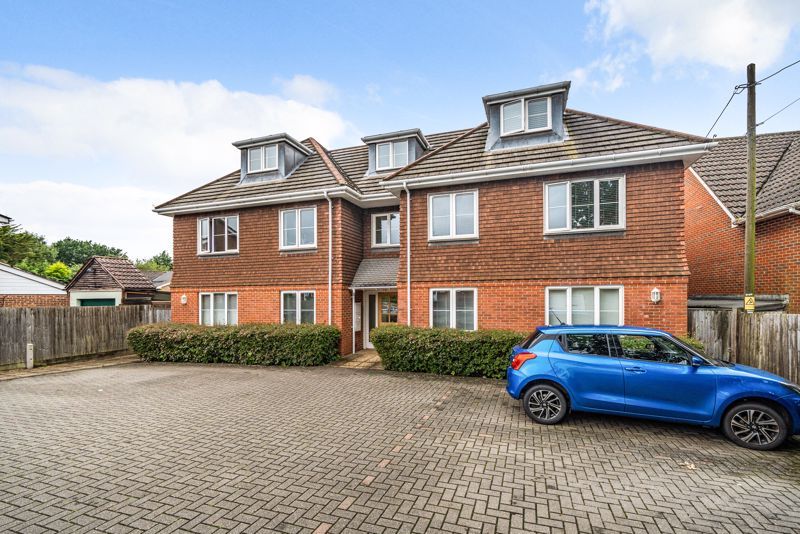 3 bed flat for sale in Chase Road, Lindford, Bordon GU35, £300,000 Zoopla