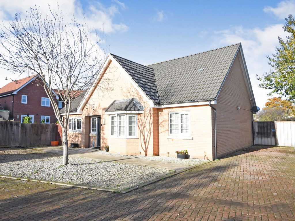 4 bed bungalow for sale in Oak Crescent, Wickford, Essex SS11 Zoopla