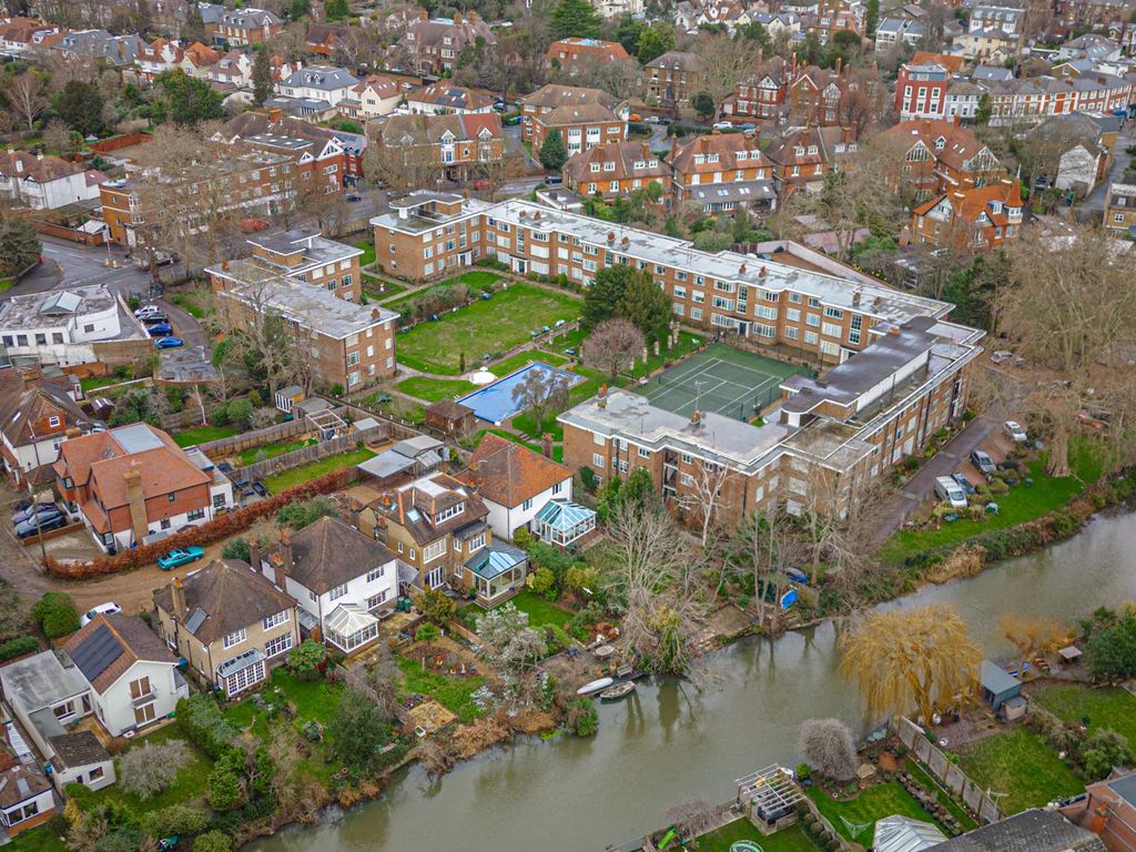 3 bed flat for sale in Bridge Road, East Molesey KT8, £399,950 Zoopla