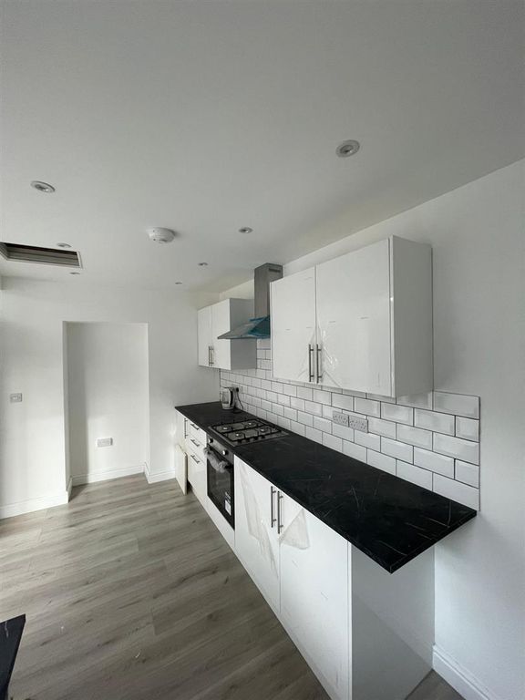 3 bed property to rent in Pen Y Fon Street, Llanelli SA15, £900 pcm