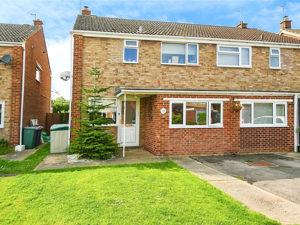 3 bed semidetached house for sale in St. Hildas Close, Bicester