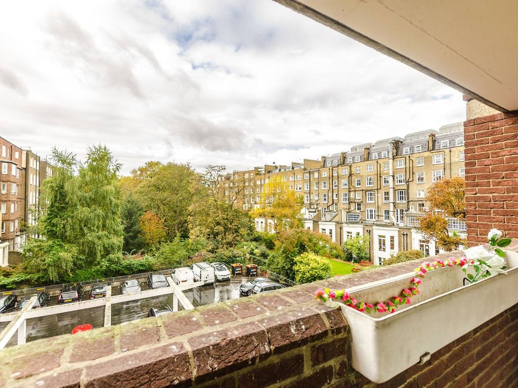 1 bed flat for sale in Cromwell Road, Kensington, London SW5, £400,000